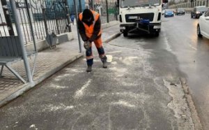 Коммунальщики Одессы продолжают обработку дорог от гололеда (фото)