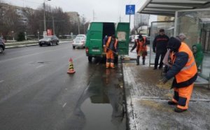 Коммунальщики Одессы продолжают обработку дорог от гололеда (фото)