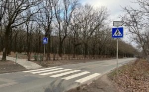 На Даче Ковалевского и улице Ореховой обновили разметку на пешеходных переходах