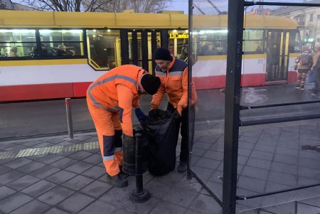 Коммунальщики очищают дождеприемники и остановки в разных районах Одессы (фото)