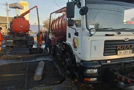 Коммунальщики очищают дождеприемники и остановки в разных районах Одессы (фото)