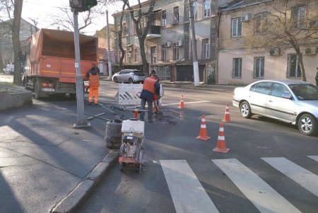 Коммунальщики очищают дождеприемники и остановки в разных районах Одессы (фото)