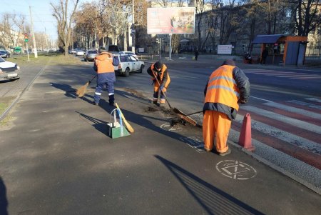 Коммунальщики очищают дождеприемники и остановки в разных районах Одессы (фото)