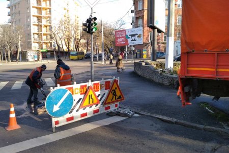 Коммунальщики очищают дождеприемники и остановки в разных районах Одессы (фото)