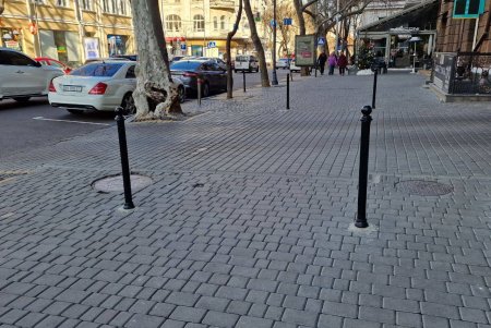 В центре города устанавливают антипарковочные столбики (фото)