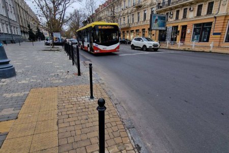 В центре города устанавливают антипарковочные столбики (фото)