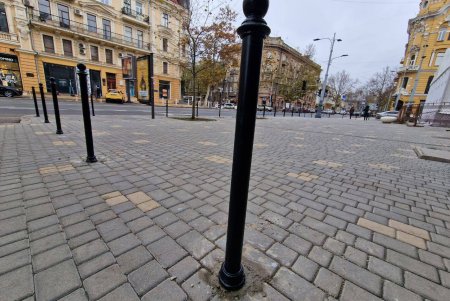 В центре города устанавливают антипарковочные столбики (фото)