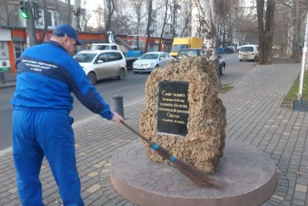 Специалисты провели очистку одесских бюветов и памятников (фото)