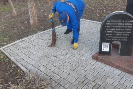 Специалисты провели очистку одесских бюветов и памятников (фото)