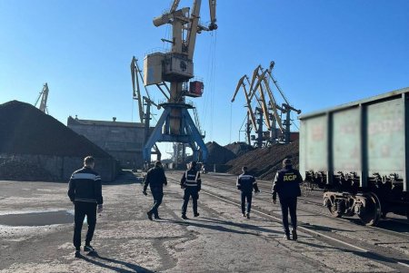 Более 50 тысяч тонн железной руды из рф конфискованы в морском порту Одесской области и переданы на нужды украинских защитников (фото)