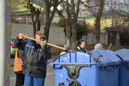 Коммунальщики убрали стихийные свалки в Киевском и Малиновском районах (фото)