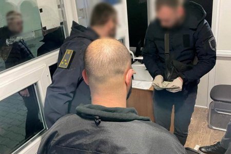 Инспектор Одесской таможни задержан при получении очередной взятки за беспрепятственное оформление партии генераторов и батарей (фото)