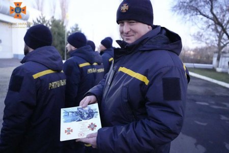 Пиротехников, водителей-саперов и кинологов наградили медалями и знаками отличия (фото)