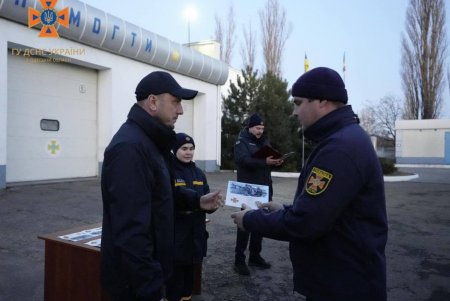 Пиротехников, водителей-саперов и кинологов наградили медалями и знаками отличия (фото)