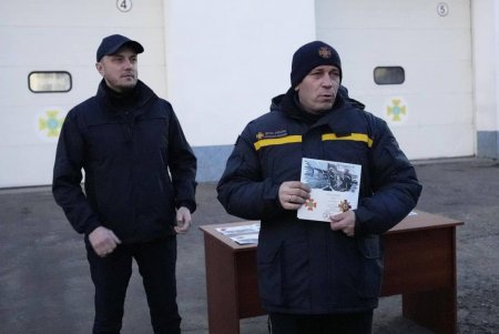 Пиротехников, водителей-саперов и кинологов наградили медалями и знаками отличия (фото)