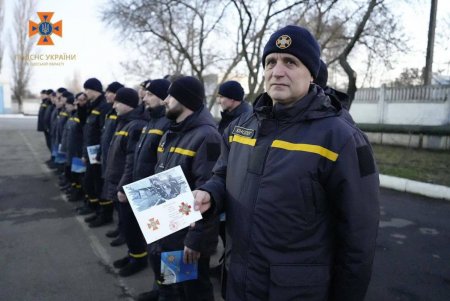 Пиротехников, водителей-саперов и кинологов наградили медалями и знаками отличия (фото)