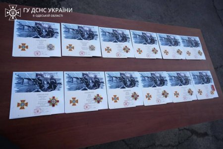 Пиротехников, водителей-саперов и кинологов наградили медалями и знаками отличия (фото)
