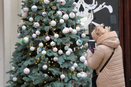 Праздничная Дерибасовская: новогодняя елка и мало людей на улице (фоторепортаж) 