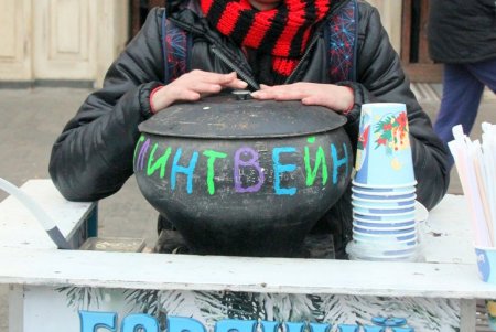 Праздничная Дерибасовская: новогодняя елка и мало людей на улице (фоторепортаж) 