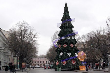 Праздничная Дерибасовская: новогодняя елка и мало людей на улице (фоторепортаж) 