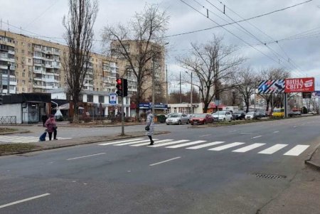 Коммунальщики обновили дорожную разметку на ряде улиц Малиновского и Киевского районов (фото)