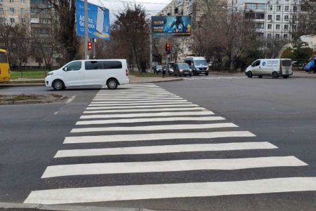 Коммунальщики обновили дорожную разметку на ряде улиц Малиновского и Киевского районов (фото)