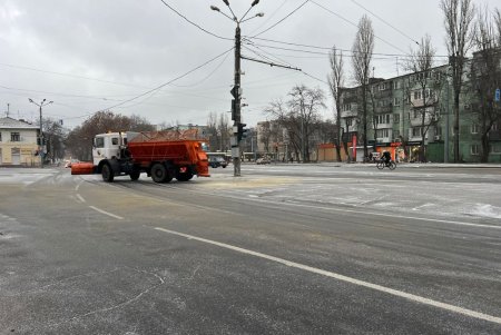 Одесские коммунальщики обрабатывают дороги города во избежание аварийных и травмоопасных ситуаций (фото)