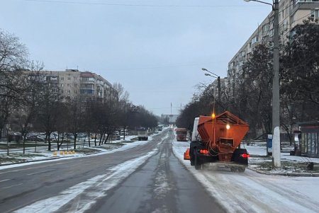 Одесские коммунальщики обрабатывают дороги города во избежание аварийных и травмоопасных ситуаций (фото)