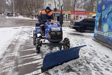 Одесские коммунальщики обрабатывают дороги города во избежание аварийных и травмоопасных ситуаций (фото)