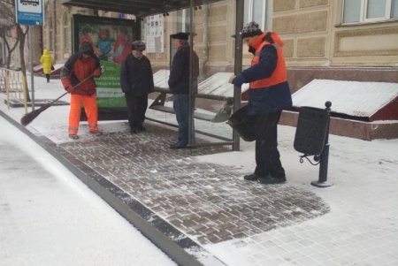 Одесские коммунальщики обрабатывают дороги города во избежание аварийных и травмоопасных ситуаций (фото)