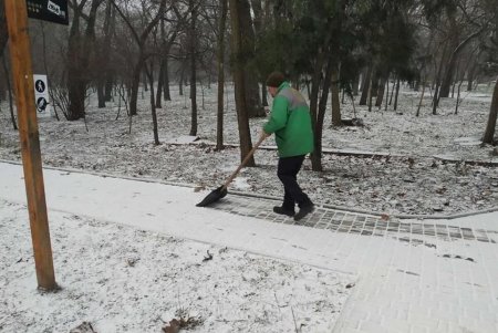 Одесские коммунальщики обрабатывают дороги города во избежание аварийных и травмоопасных ситуаций (фото)