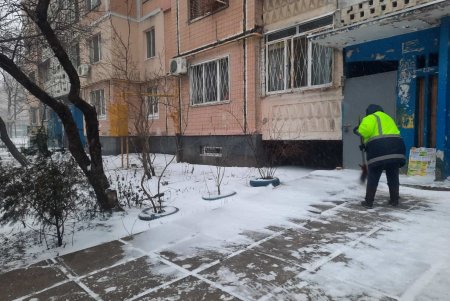 Одесские коммунальщики обрабатывают дороги города во избежание аварийных и травмоопасных ситуаций (фото)