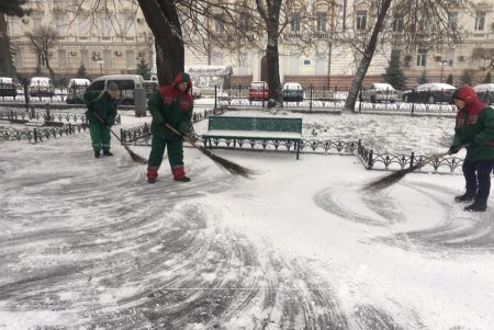 Одесские коммунальщики обрабатывают дороги города во избежание аварийных и травмоопасных ситуаций (фото)