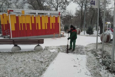 Одесские коммунальщики обрабатывают дороги города во избежание аварийных и травмоопасных ситуаций (фото)