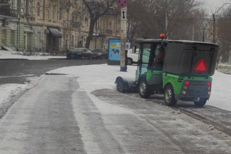 Одесские коммунальщики обрабатывают дороги города во избежание аварийных и травмоопасных ситуаций (фото)