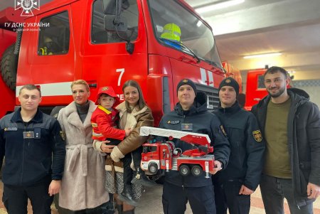 Одесские спасатели устроили незабываемый день рождения мальчику в пожарной части (фото)