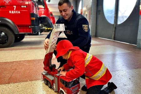 Одесские спасатели устроили незабываемый день рождения мальчику в пожарной части (фото)