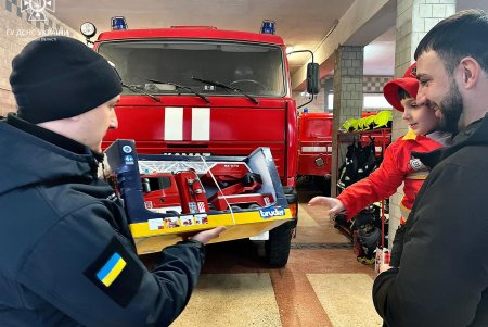 Одесские спасатели устроили незабываемый день рождения мальчику в пожарной части (фото)