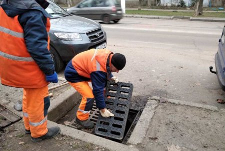 Коммунальщики приводят в порядок остановки и дождеприемники в разных районах города (фото)