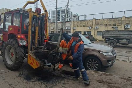 Коммунальщики приводят в порядок остановки и дождеприемники в разных районах города (фото)