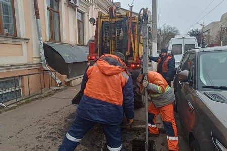 Коммунальщики приводят в порядок остановки и дождеприемники в разных районах города (фото)