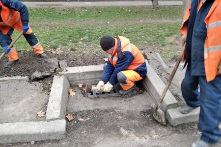 Коммунальщики приводят в порядок остановки и дождеприемники в разных районах города (фото)