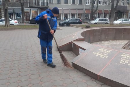 В Приморском районе коммунальщики привели в порядок памятники и территории бюветов