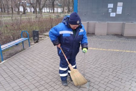 В Приморском районе коммунальщики привели в порядок памятники и территории бюветов