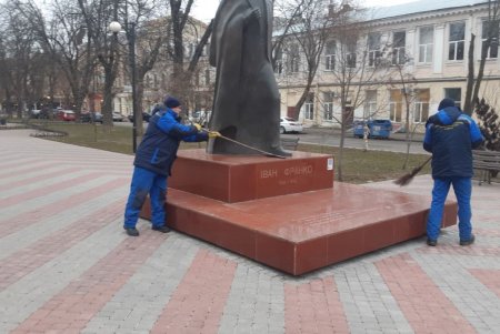 В Приморском районе коммунальщики привели в порядок памятники и территории бюветов