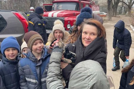 В Одесской области спасатели помогли спуститься с дерева котику и достали из ямы щенков (фото)