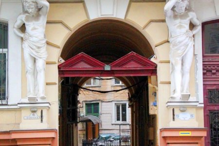 Улица Гоголя: исторические здания с впечатляющей архитектурой и вид на Тещин мост (фоторепортаж) 