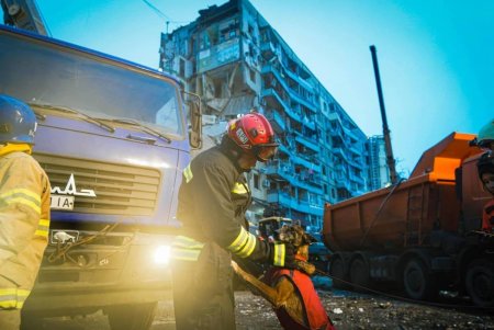 В Днепре объявлен трехдневный траур по погибшим из-за ракетного удара по жилому дому (фото)