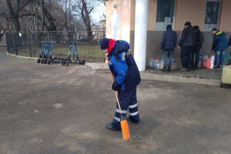 В Малиновском районе коммунальщики привели в порядок памятники и бюветы (фото)