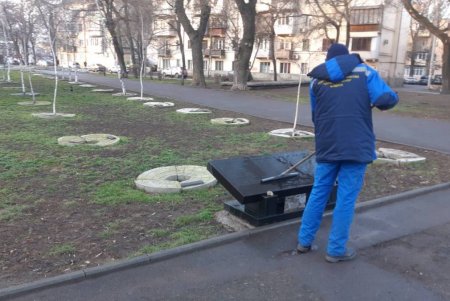 В Малиновском районе коммунальщики привели в порядок памятники и бюветы (фото)